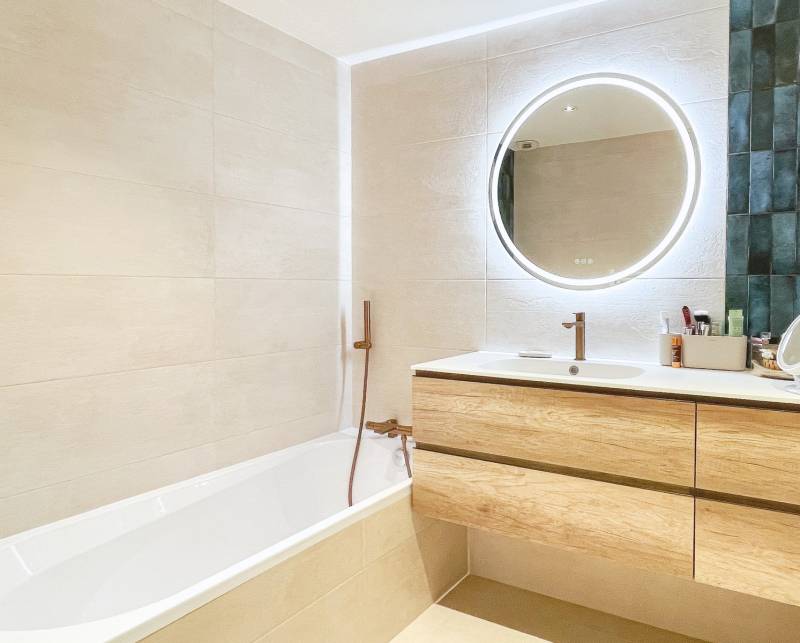 Rénovation de salle de bains beige bois bleu vert